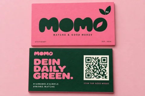 Konzept-Entwurf: Visitenkarten für die fiktive Marke MOMO (mit KI erstellt)