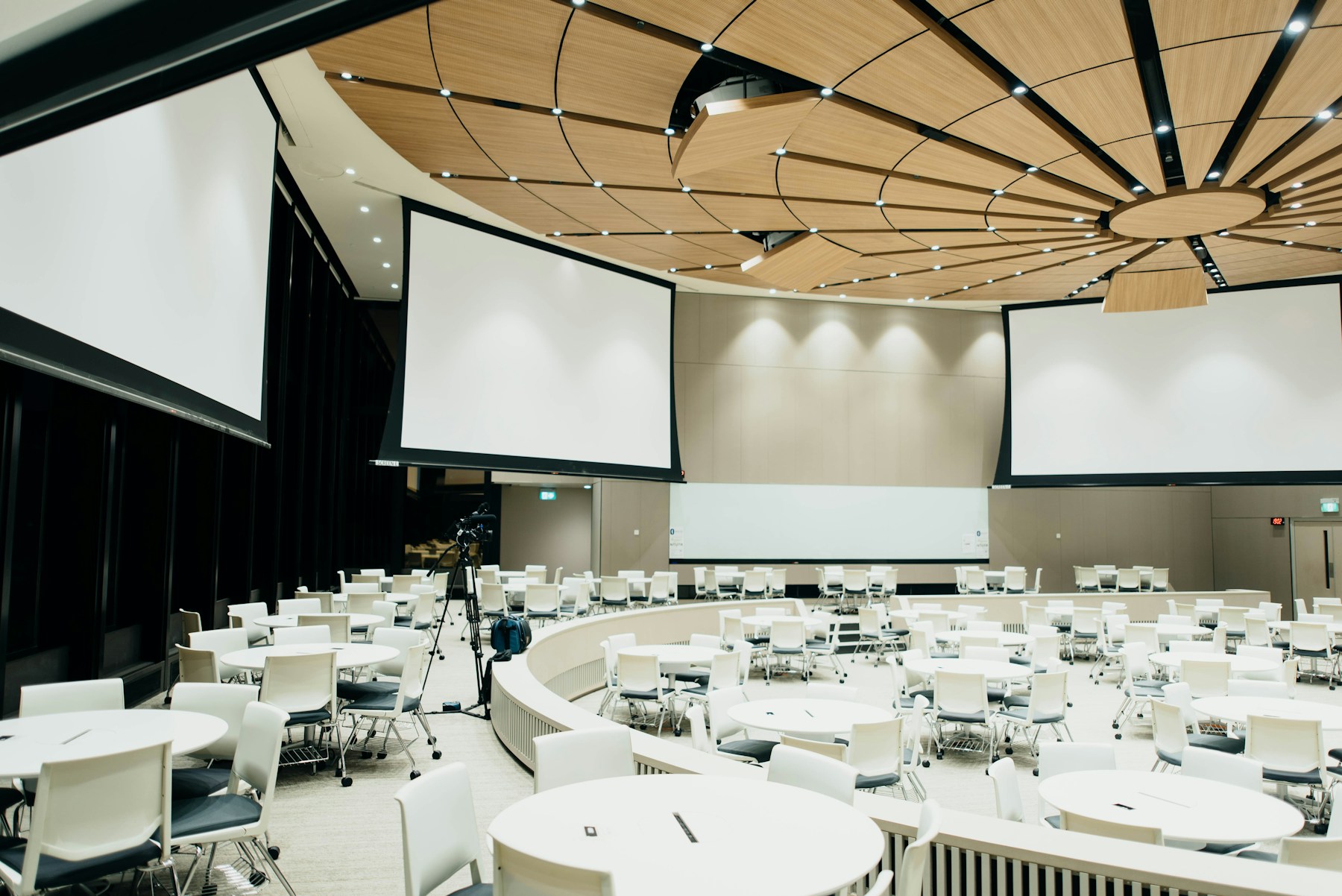 Business Event mit Publikum vor einer Buehne