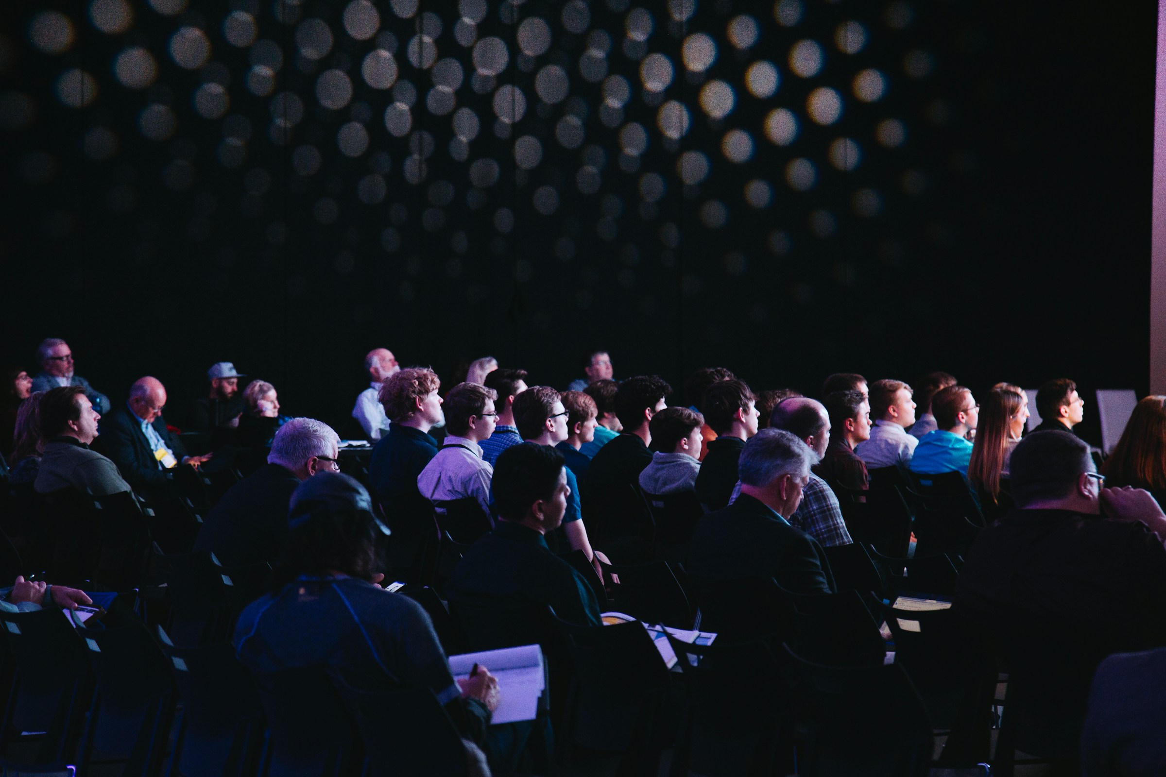 Konferenzbuehne mit Publikum